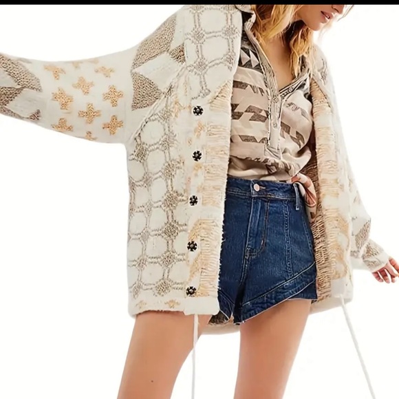 Sweaters - Women's Oversized Cream Patterned Sweater. Size XS. NWT